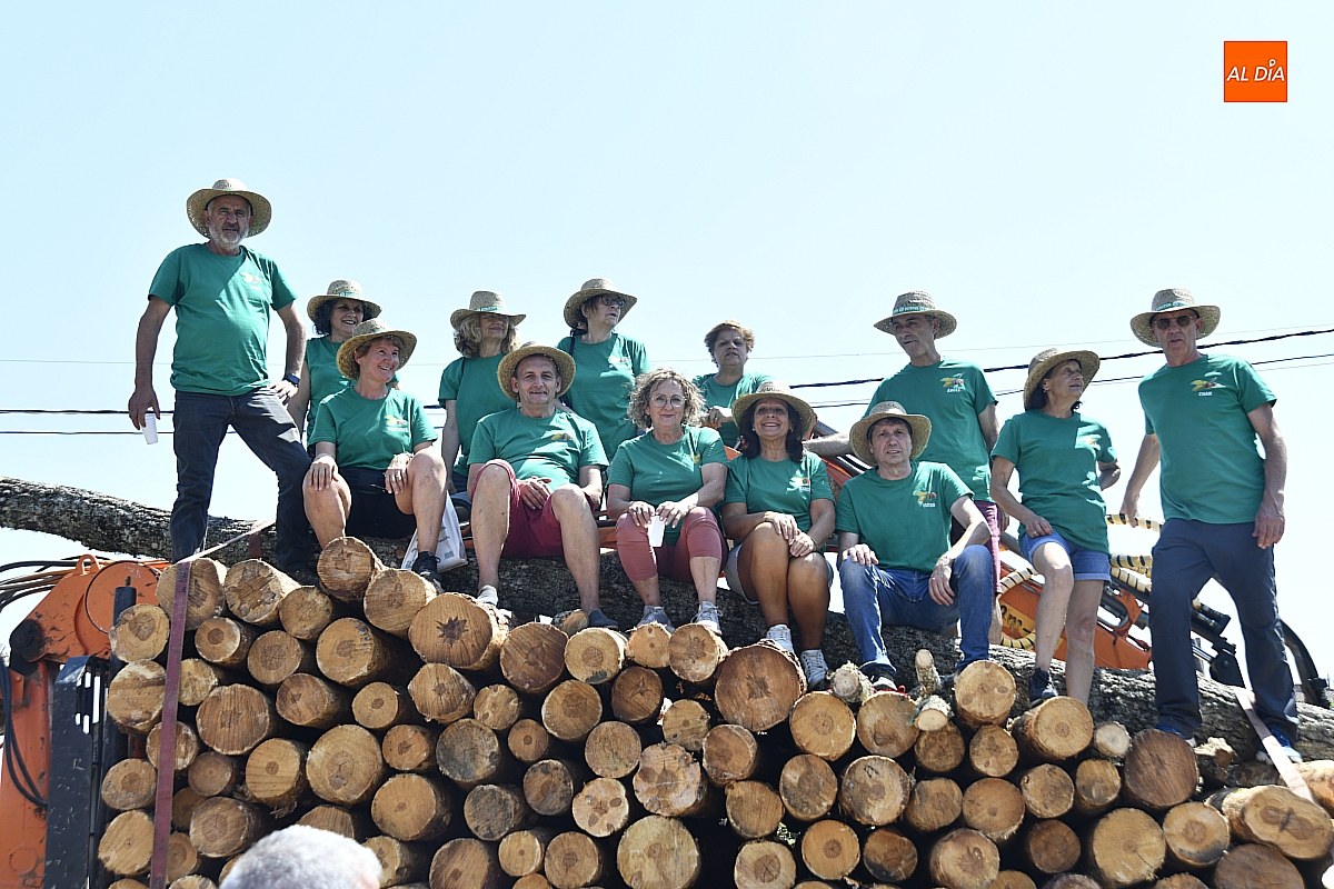 La izada del roble por los quintos del 60 de Robleda sustituye al pino de San Juan de la quinta de 2025
