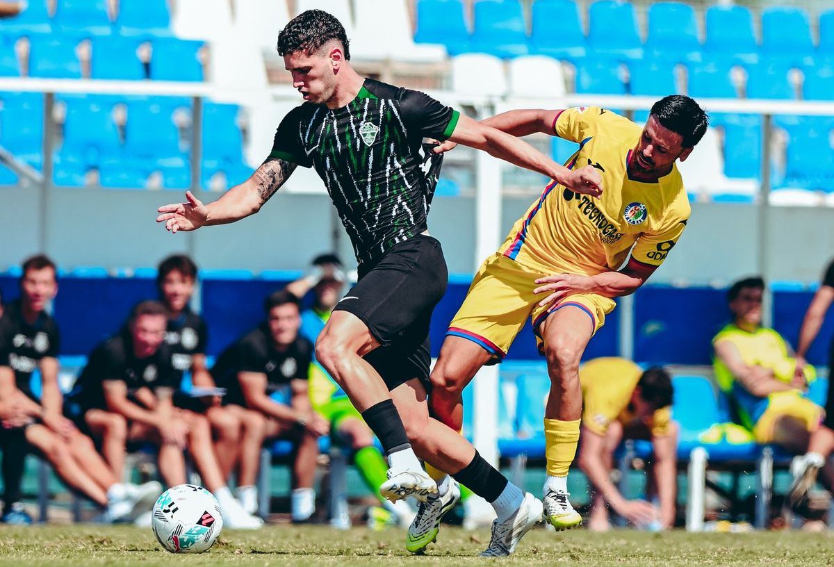 Luis Roldán, un pivote que ha debutado en Segunda, refuerza la medular de Unionistas
