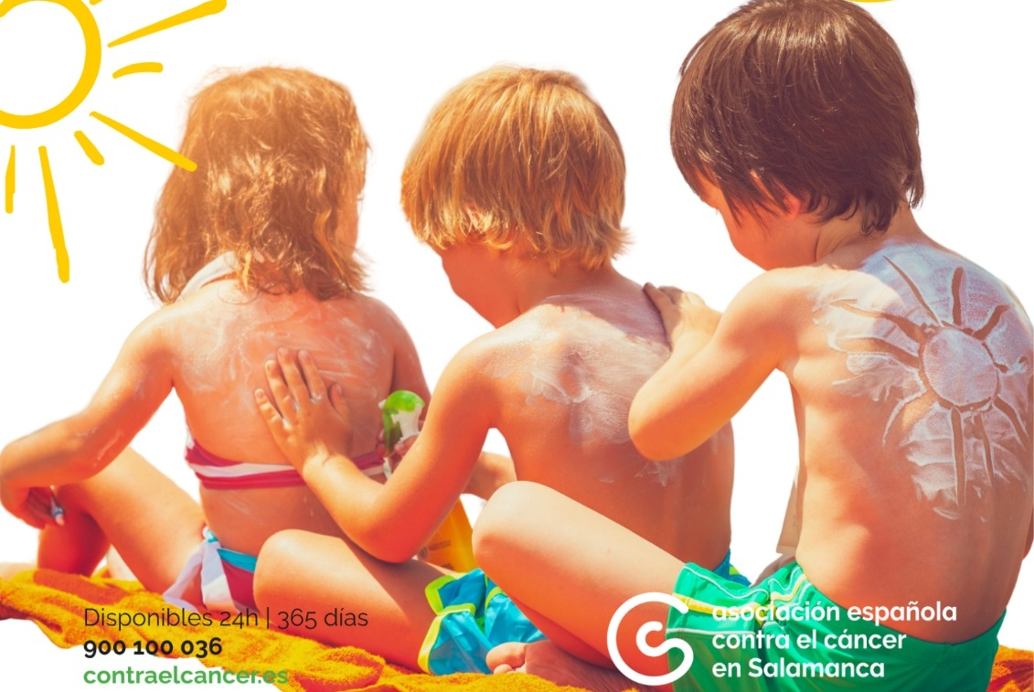 Vitigudino y la AECC se unen para enseñar a los niños a protegerse del sol en las piscinas 