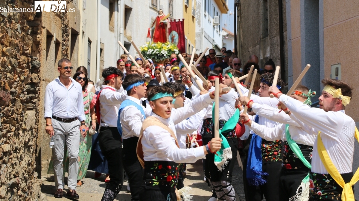 Las danzas de ‘paleos’ y el cordón ponen en Saucelle la nota tradicional a los actos en honor a San Lorenzo