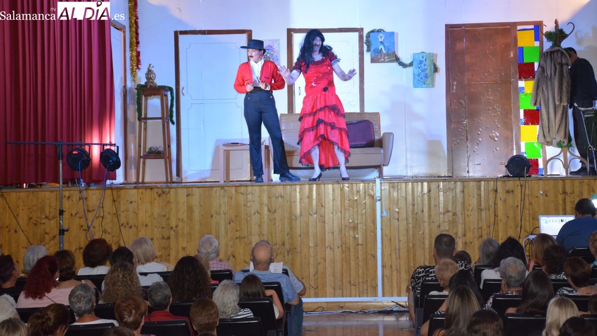 Fuentelera Teatro llena el aforo del centro cultural de Lumbrales en sus dos funciones