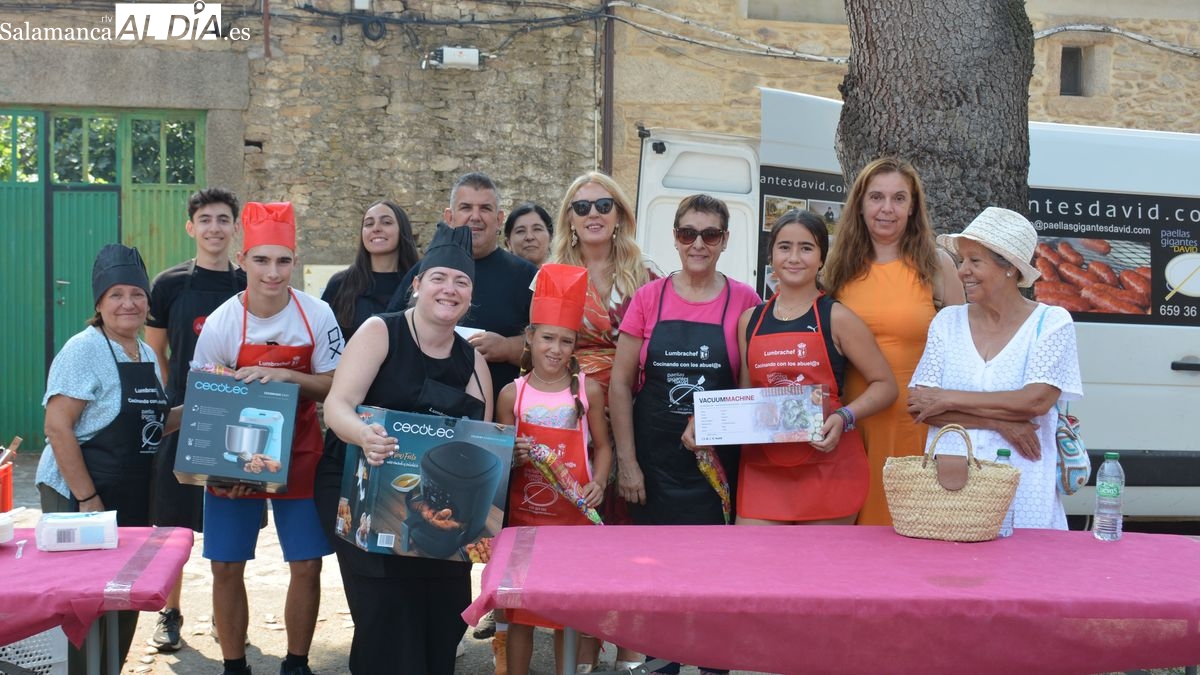 Niñas y niños disfrutan cocinando con las abuelas en el concurso Lumbrachef