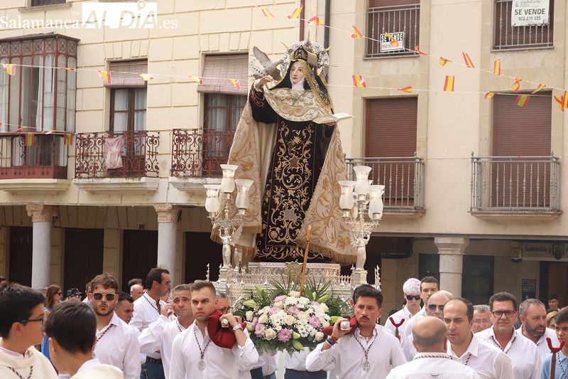 Alba de Tormes se rinde a Santa Teresa en la emotiva procesión que abre la Transverberación