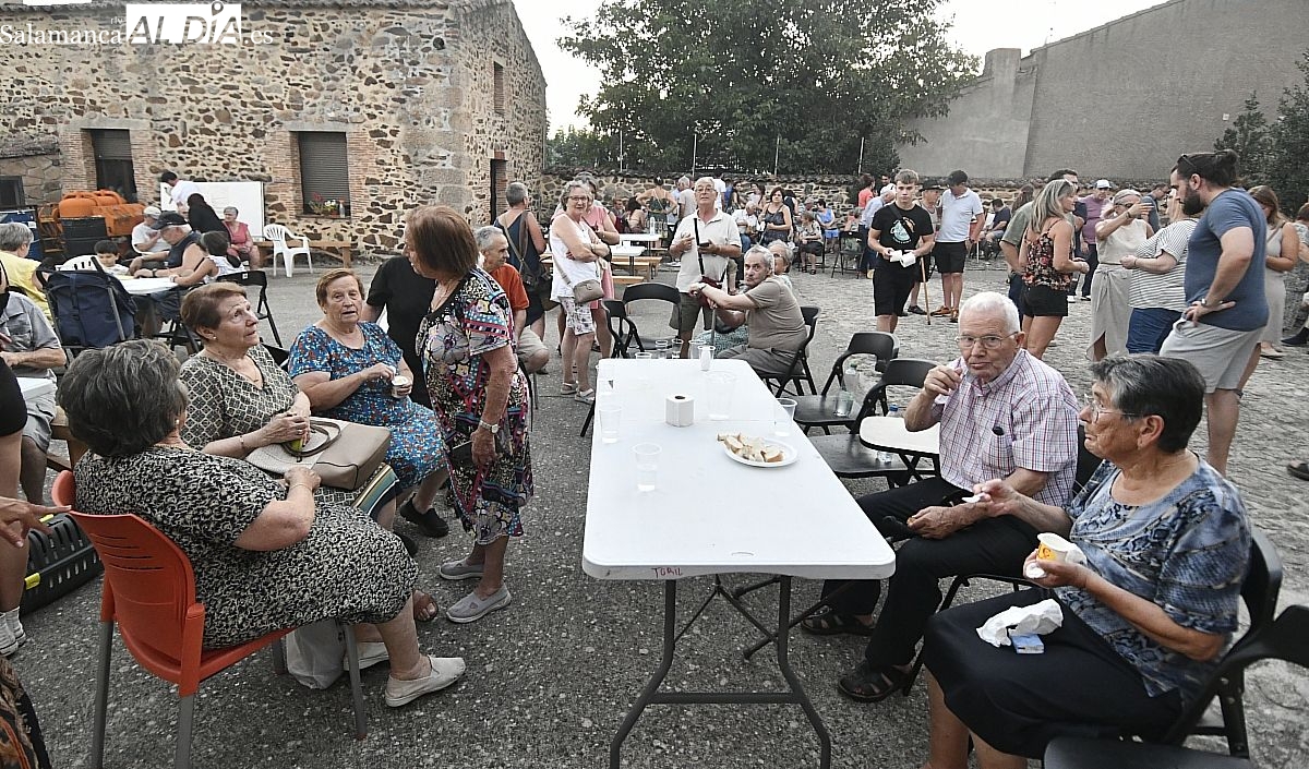 Más de 300 personas de cinco pueblos salmantinos han permanecido hasta dos noches fuera de sus casas por los incendios