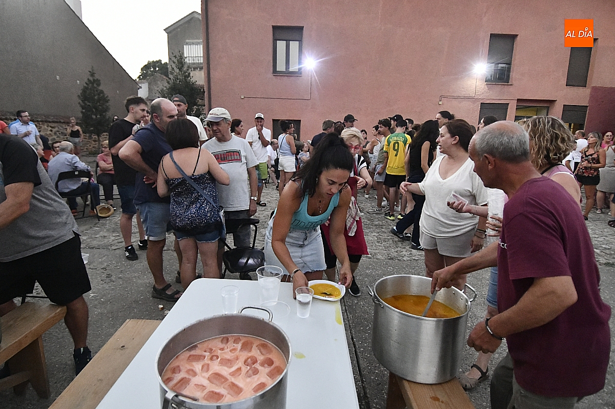 Robleda y Fuenteguinaldo se vuelcan para atender a cerca de 300 vecinos desalojados de El Payo