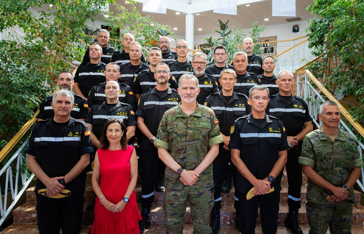 El Rey Felipe VI interrumpe sus vacaciones para apoyar a la UME en su lucha contra los incendios