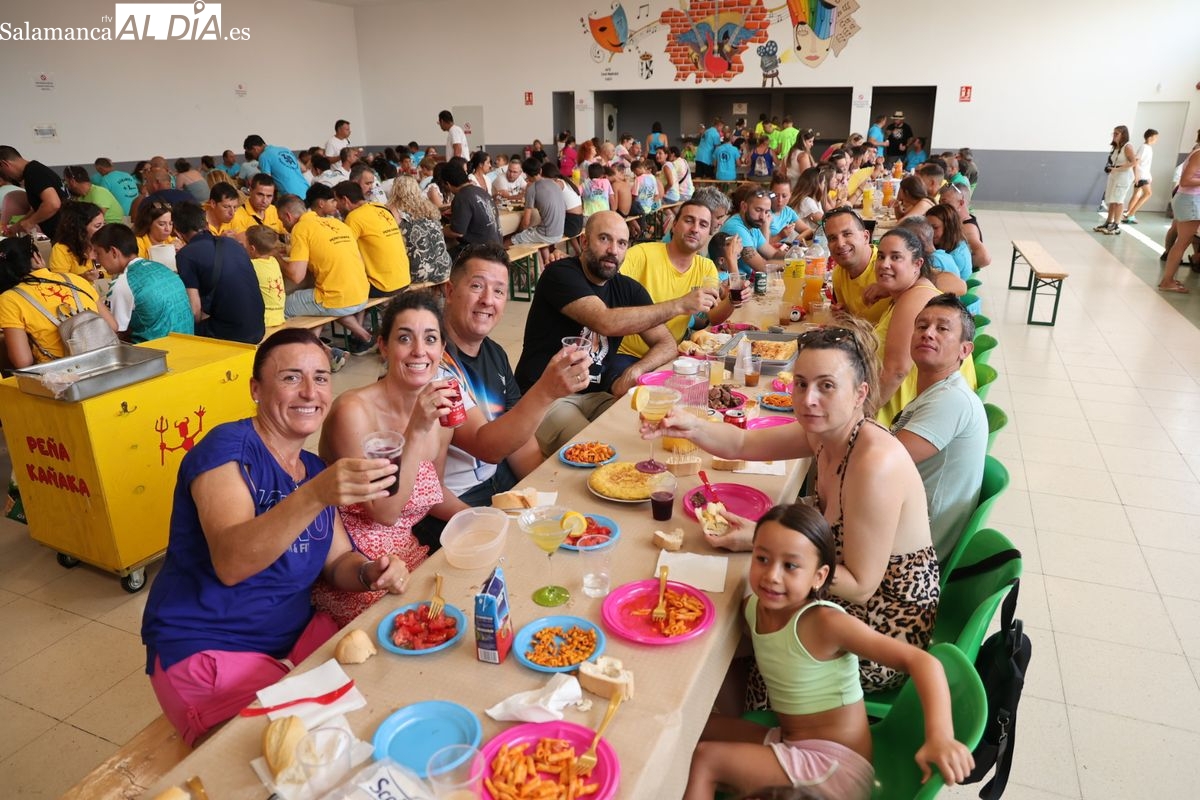 Doñinos disfruta de una comida compartida para celebrar sus fiestas patronales