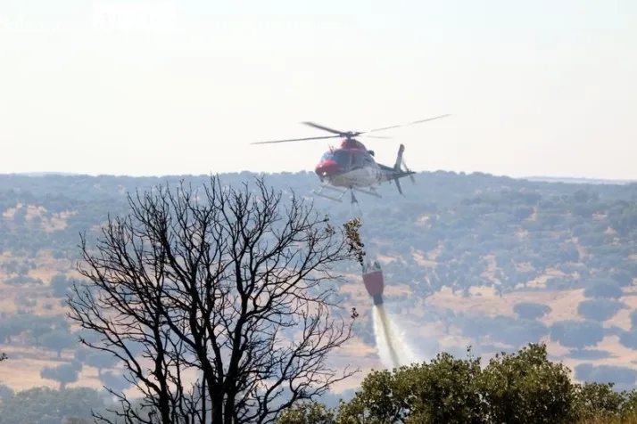 Un incendio en una finca de Terradillos moviliza un amplio despliegue a&eacute;reo y terrestre | Imagen 1
