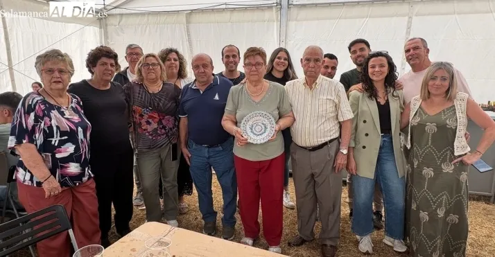 Victor Y&aacute;&ntilde;ez y Pepa Hern&aacute;ndez, protagonistas del homenaje a los mayores en las Fiestas de Palomares de Alba | Imagen 1