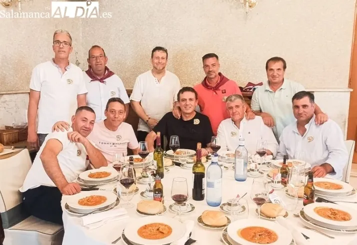 La generaci&oacute;n del 75 se abraza en Alba de Tormes &quot;con los recuerdos de la infancia y la experiencia de los a&ntilde;os&quot; | Imagen 1