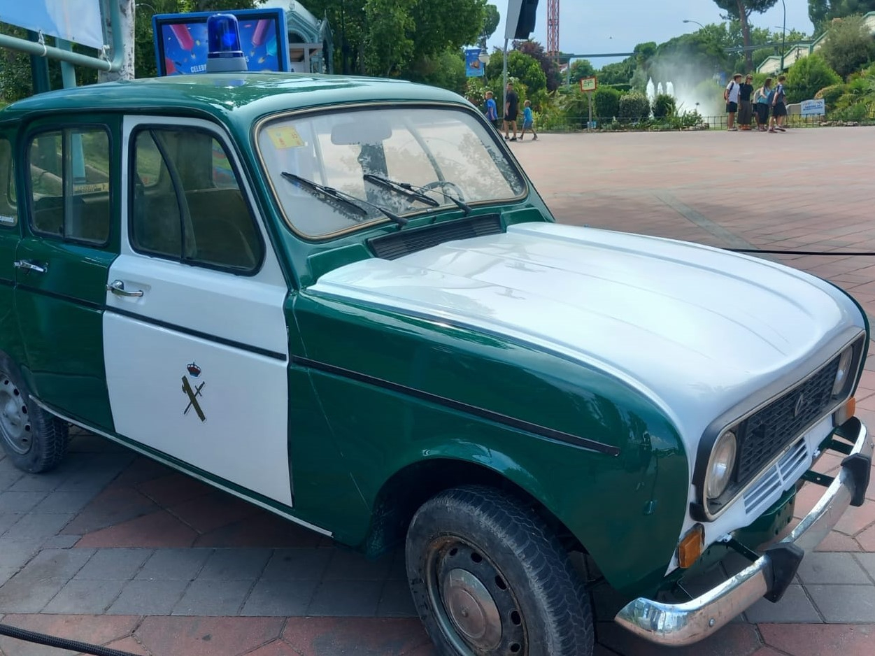 El Tormes acoge una exposición de vehículos míticos de la Policía y la Guardia Civil