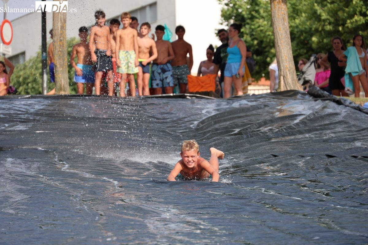 FOTOS | Villamayor se refresca con un gran tobogán acuático