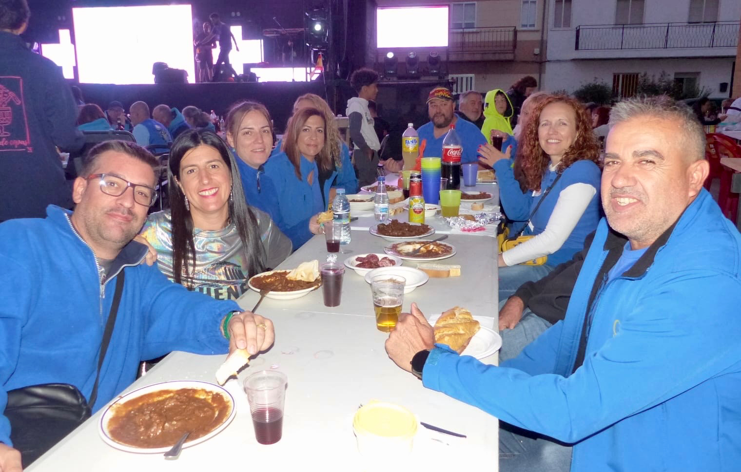 Villoria dice adiós a sus fiestas en una multitudinaria reunión vecinal para disfrutar juntos de la merienda de la vaca