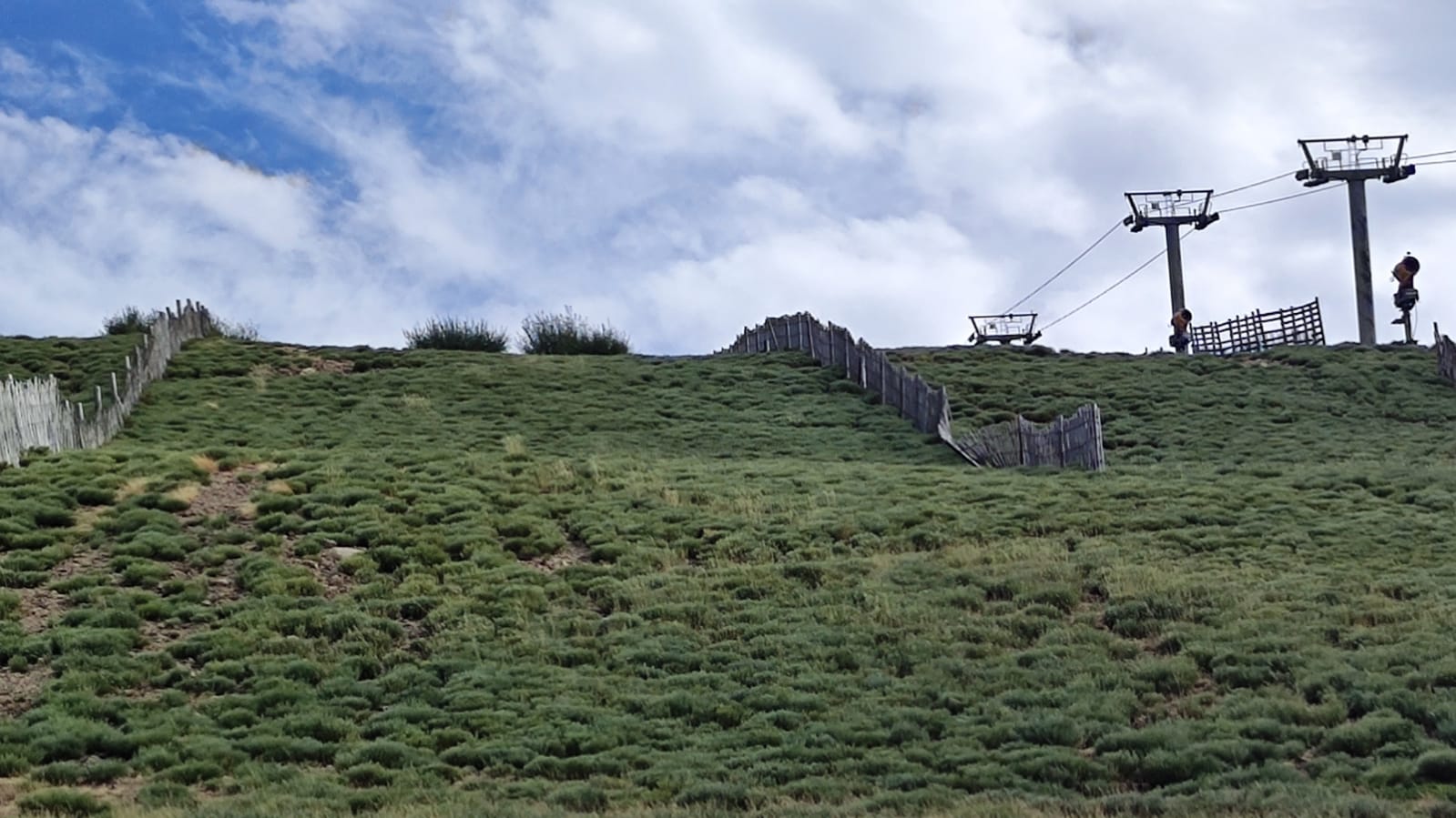 El futuro de la temporada de esquí en La Covatilla, en el aire, por una avería crítica en el telesilla