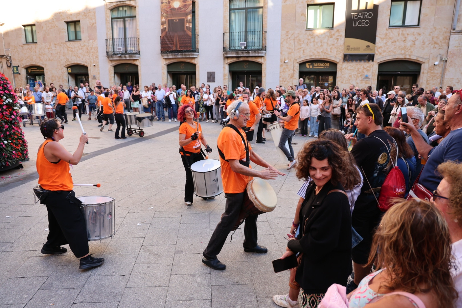 VÍDEO y FOTOS | El centro de Salamanca late al ritmo de Blocco Charro