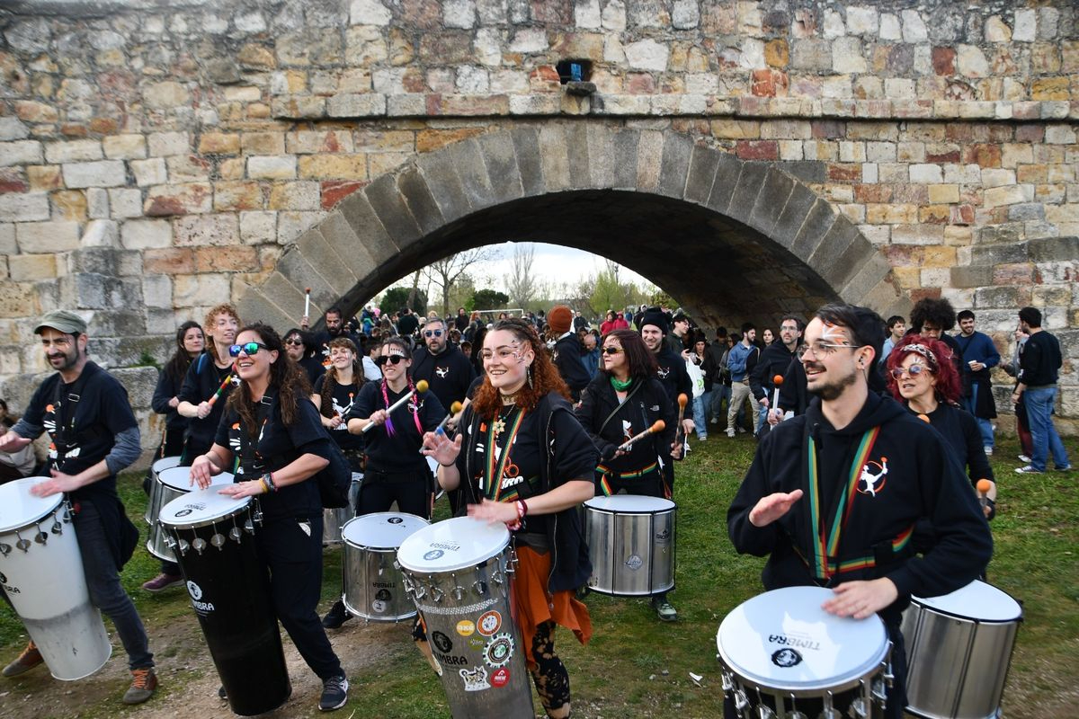 Nos oyen venir y les entran ganas de bailar. El ritmo de Blocco Charro tomará el centro de Salamanca