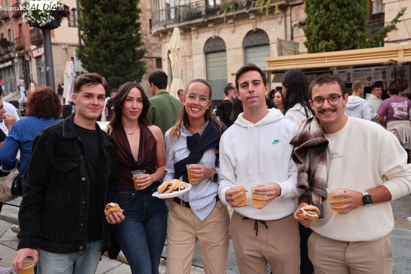 FOTOS | La plaza del Mercado, un hervidero de gente para disfrutar de la Feria de Día