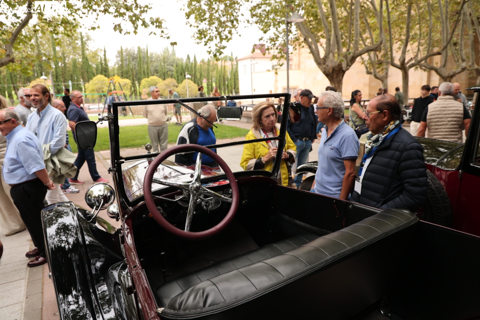 FOTOS y VÍDEO | La elegancia de los coches clásicos conquista Salamanca en una mañana de gran ambiente