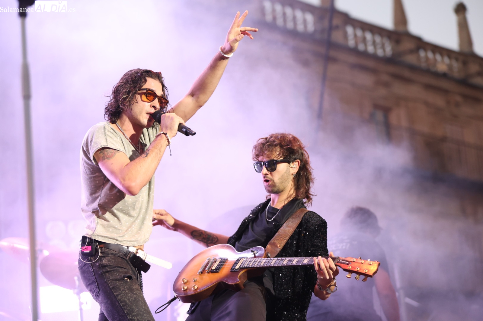 VÍDEO y FOTOS | Ultraligera desata su rock alternativo en la Plaza Mayor