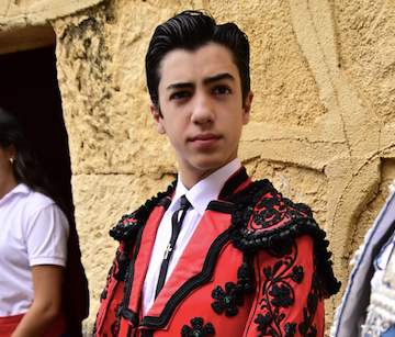 Marco Pérez luce un traje de Julio Robles en Salamanca