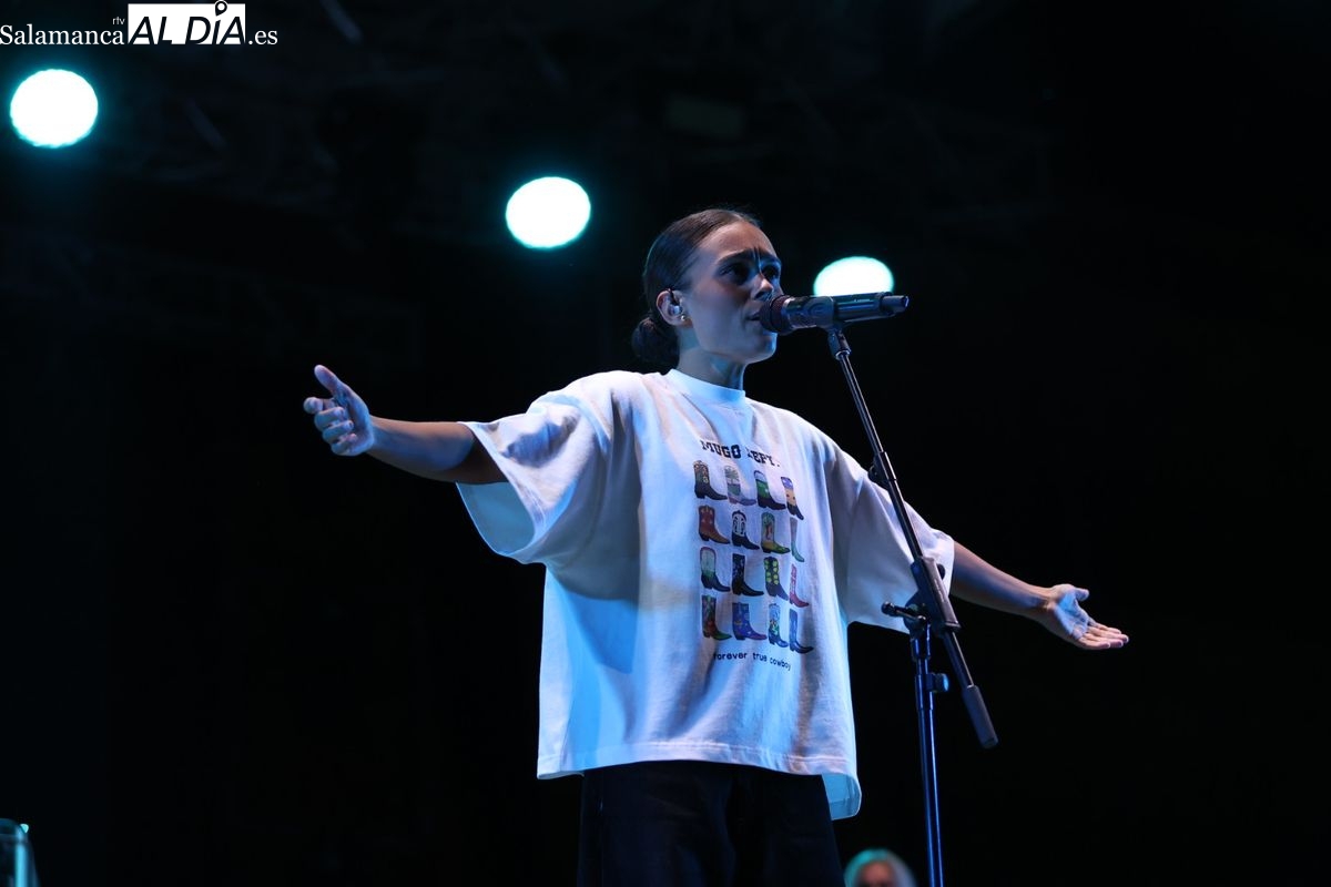 VÍDEO Y FOTOS | De promesa a estrella: Marta Santos consolida su éxito en una Plaza Mayor abarrotada