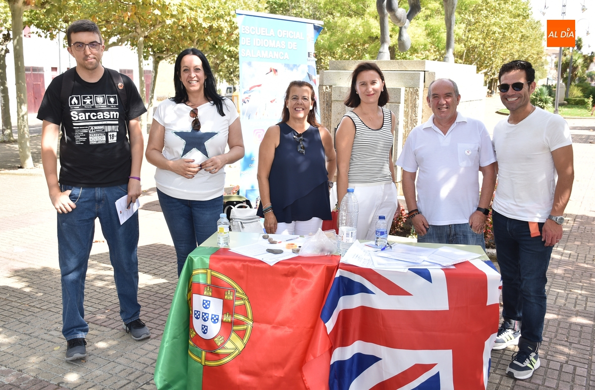 La EOI promociona en la calle sus enseñanzas, incluida la opción de ‘refresco’ sin exámenes