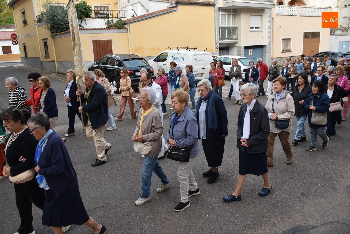 Unas 80 fieles abren con el Rosario de la Aurora el día grande de la Virgen de la Peña