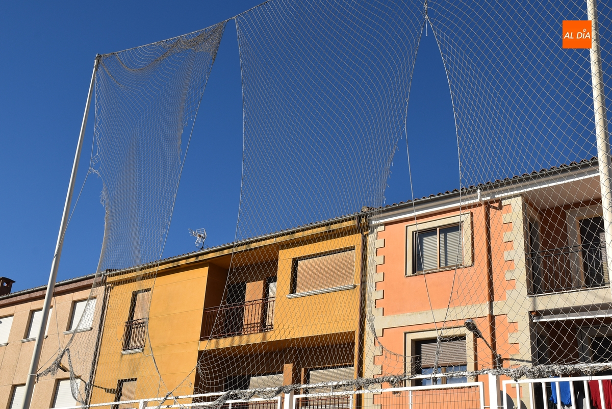 Vecinos de Las Canteras reclaman el arreglo de las redes de su pista deportiva