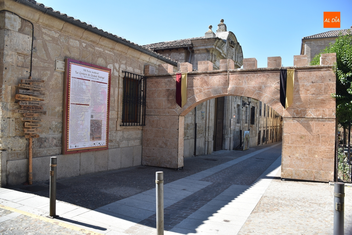 Instalados la Puerta de la Conjura y el mapa de procedencias dentro de un amplio abanico de preparativos