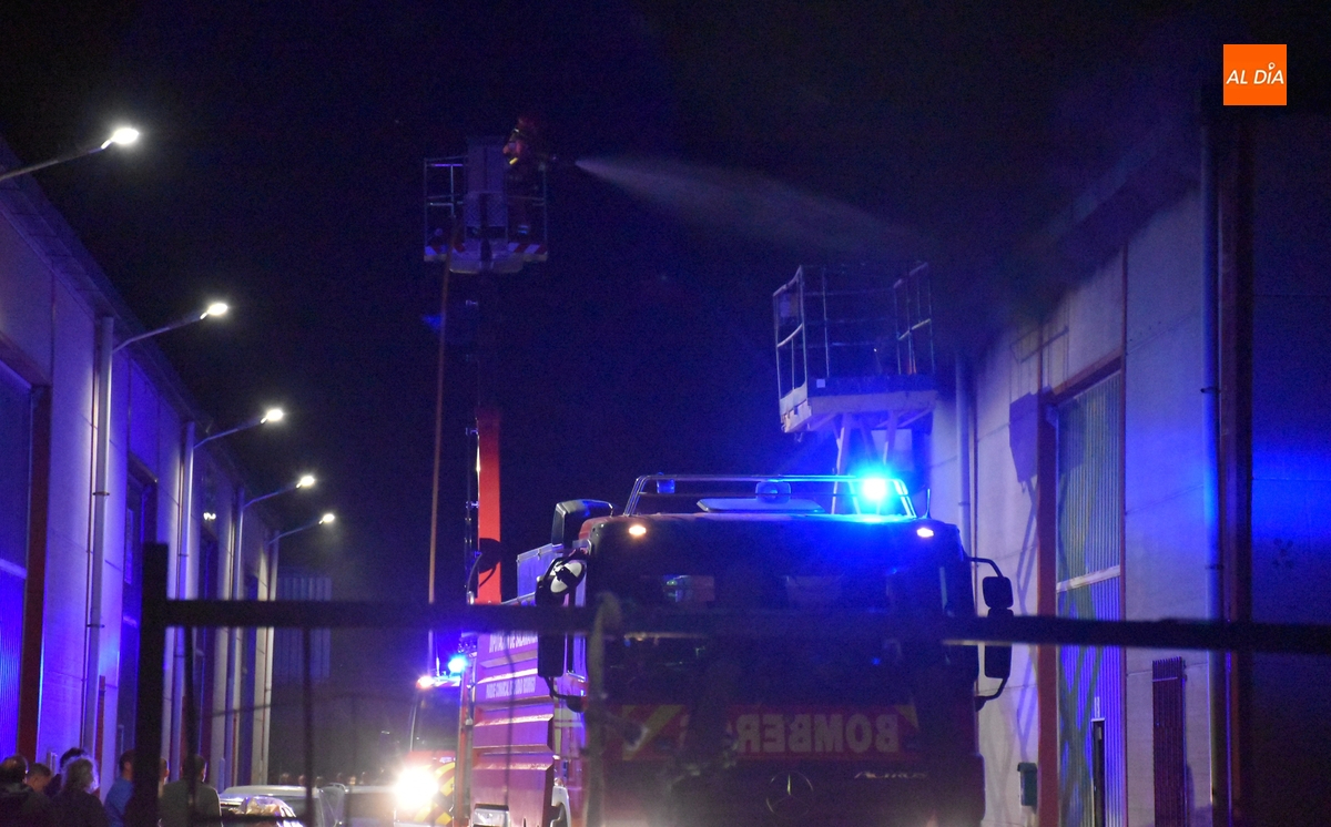 Un herido en una explosión que dio pie a un incendio en naves de Los Chabarcones