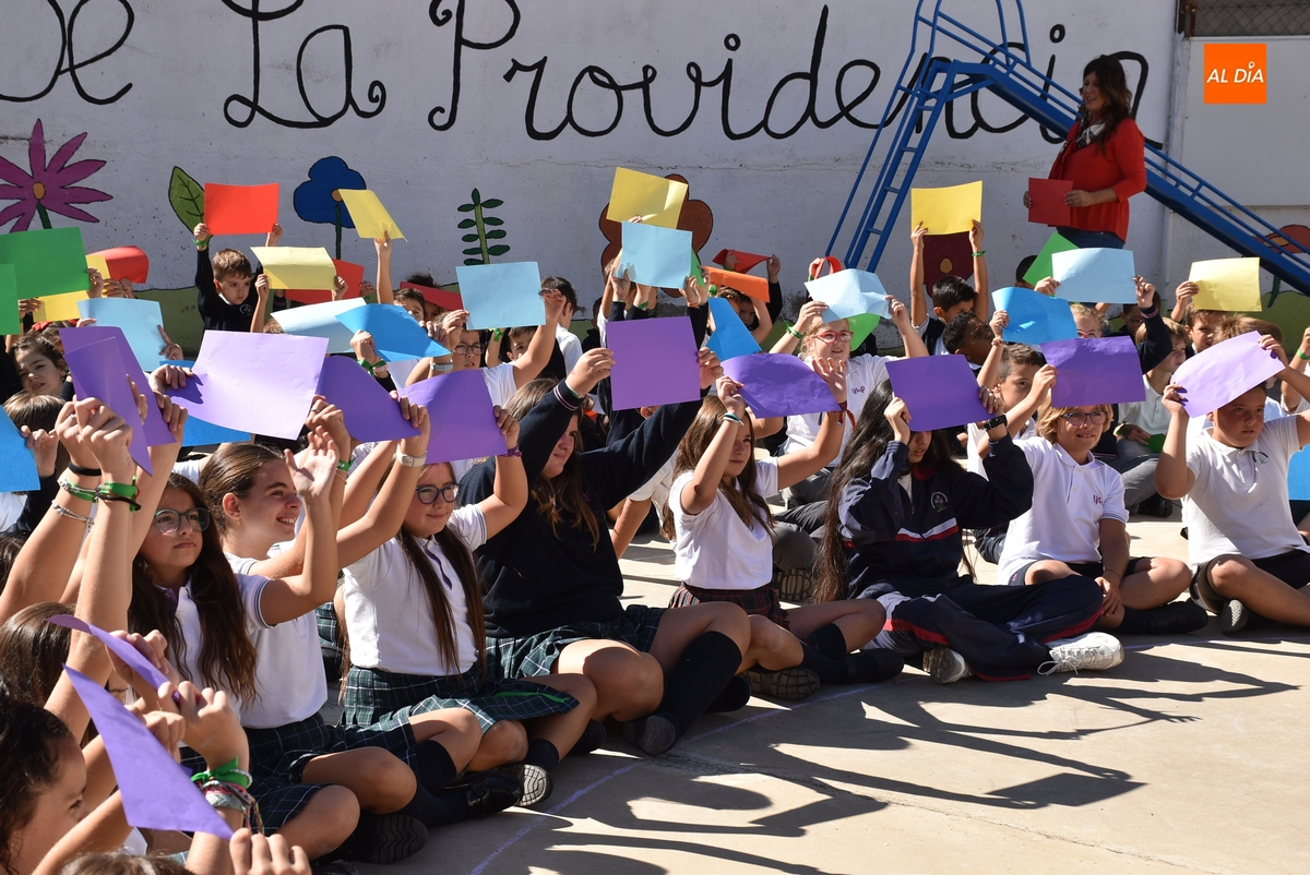 Misioneras-Santa Teresa configura un arcoíris para reivindicarse como un equipo en el inicio del curso