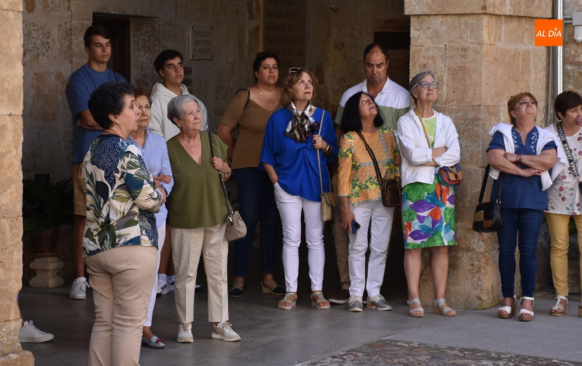 Unas veinte personas descubren la zona noble del Palacio Episcopal