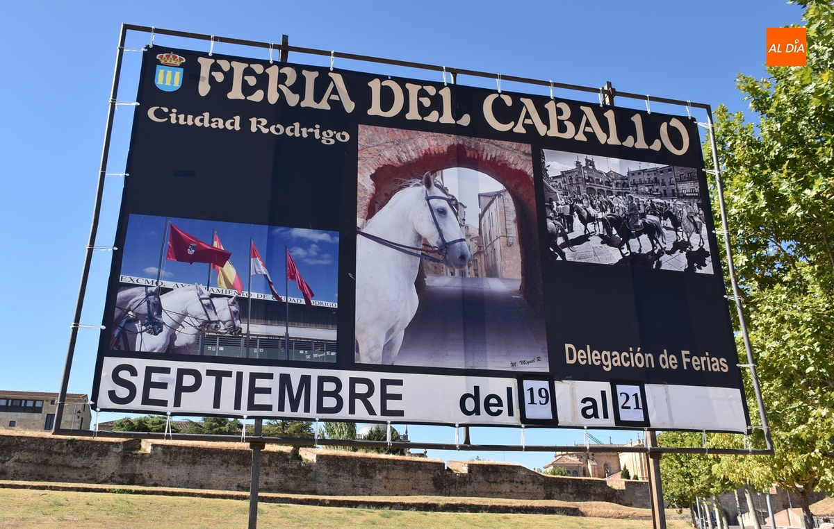Dispuesta la pancarta promocional de la inminente Feria del Caballo