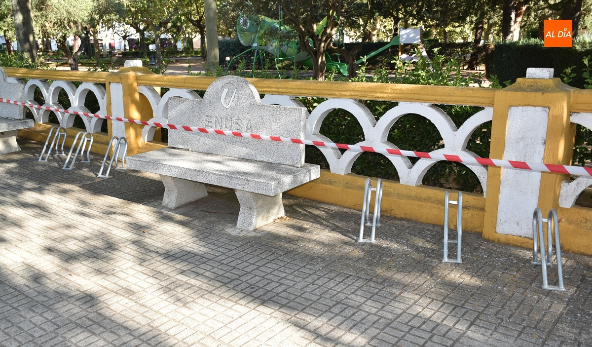 Colocados aparcabicis enfrente del IES Tierra de Ciudad Rodrigo