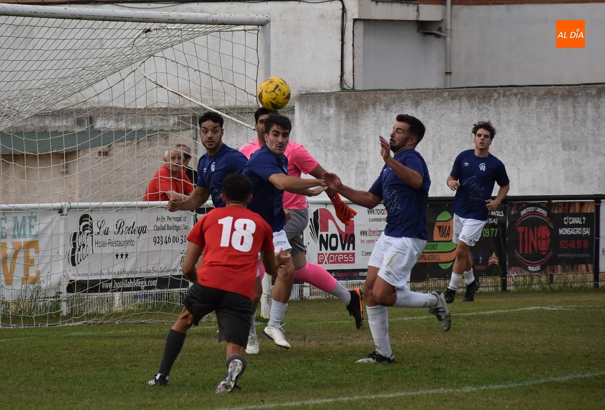 El Ciudad Rodrigo pierde justo al final un intenso partido de más pruebas ante un rival liguero