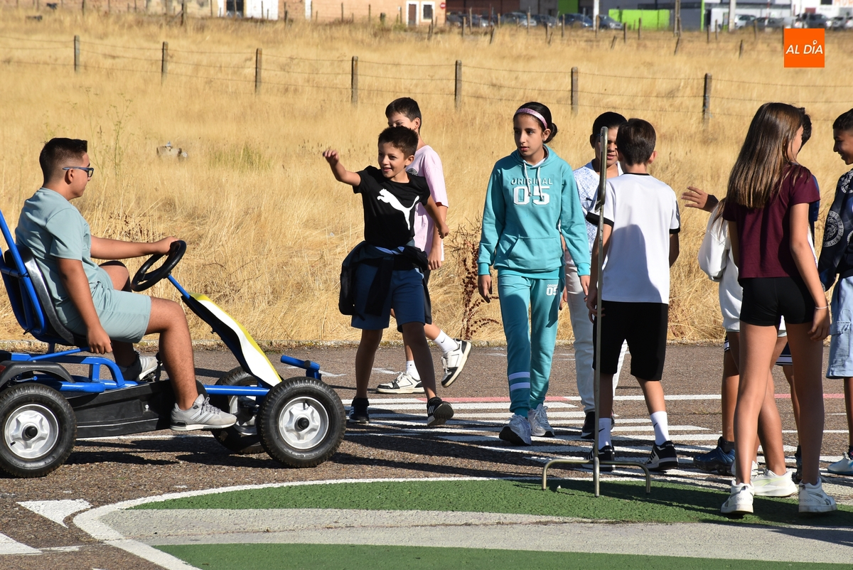 Los alumnos de 6º de San Francisco aprenden seguridad vial subidos a karts a pedales
