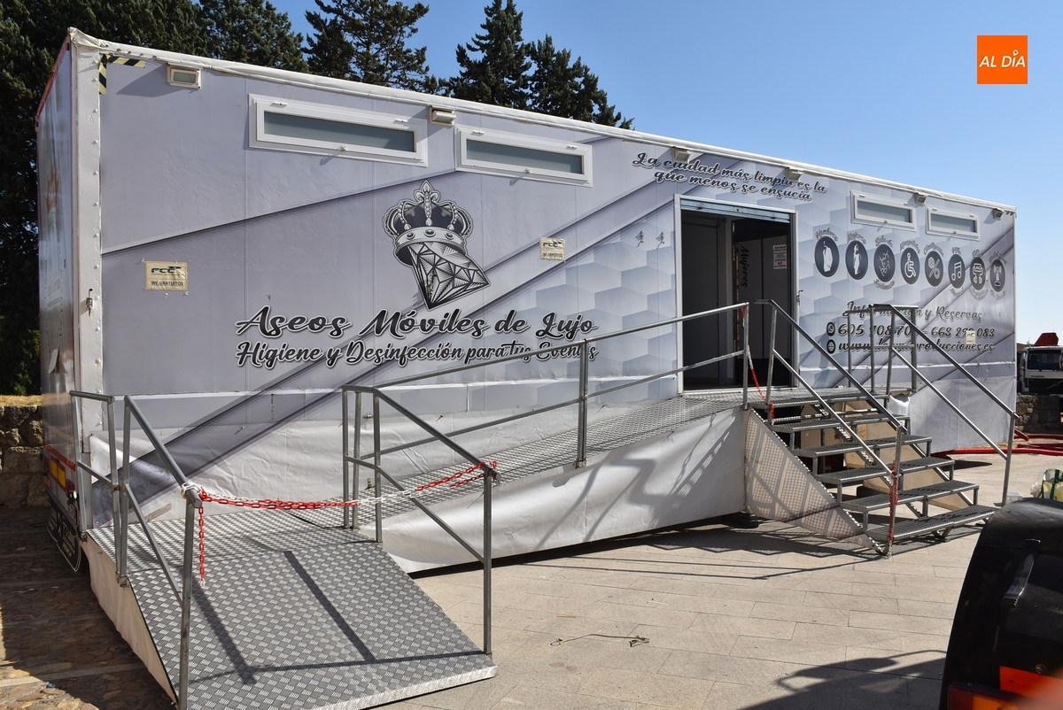 Los baños premium retornan para una Feria del Caballo que ya tiene desplegadas todas sus agujas