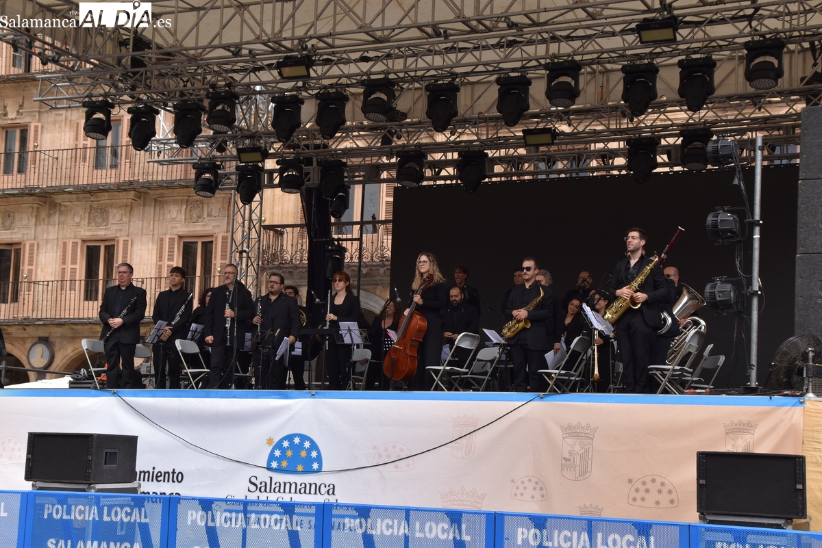 VÍDEO Y FOTOS | La Banda Municipal de Música pone la banda sonora al mediodía en la Plaza Mayor