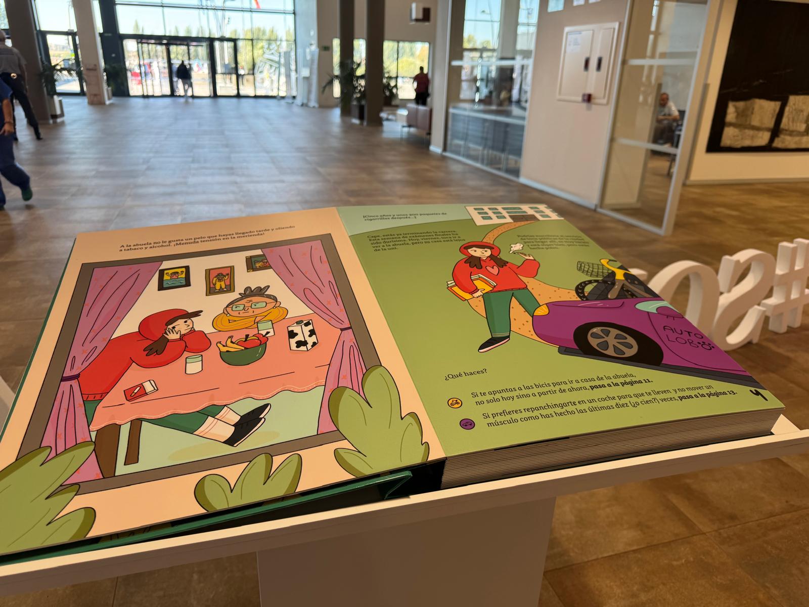 El Hospital de Salamanca acoge un libro interactivo de Caperucita para prevenir enfermedades del corazón