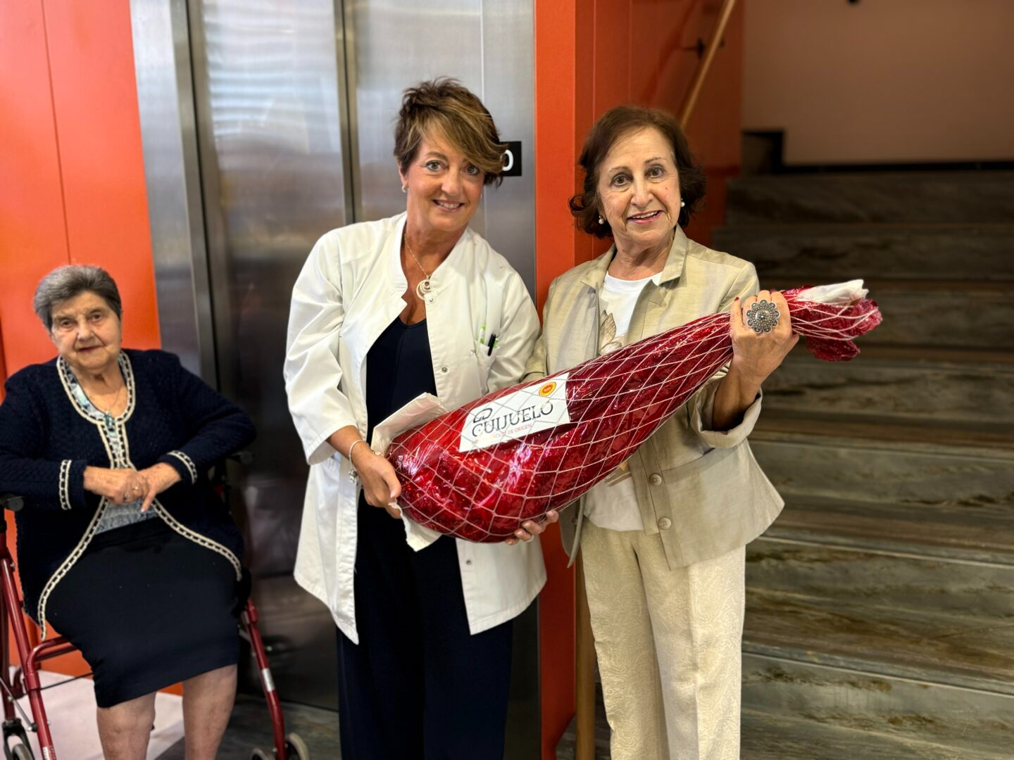 El generoso gesto de la pregonera de Guijuelo con los mayores del Centro de Día