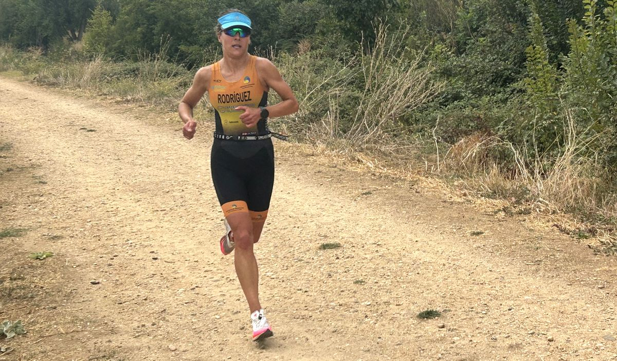 Ester Rodríguez y la Escuela de Triatlón Salmantina repiten triunfo en el circuito de Palencia