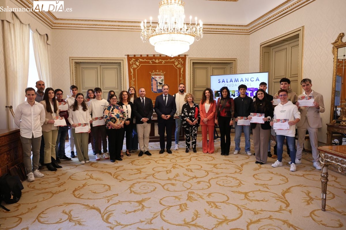 FOTOS | Diplomas para los quince mejores expedientes de Bachillerato que han disfrutado estancias en centros de investigación