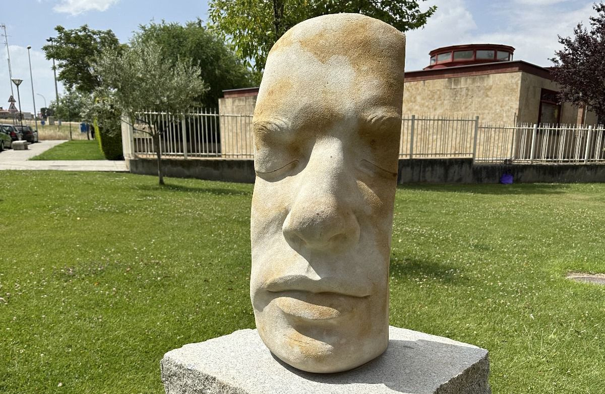 Villamayor saca el arte a la calle con la instalación de esculturas premiadas en Piedra Dorada