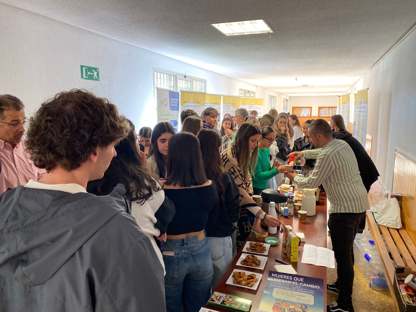 La Facultad de Educación de la UPSA acoge la exposición Mujeres que lideran el cambio sobre un proyecto en El Salvador