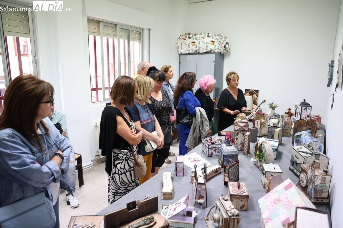 (FOTOS) | El barrio Alto del Rollo - Los Comuneros expone el arte y la creatividad de sus talleres