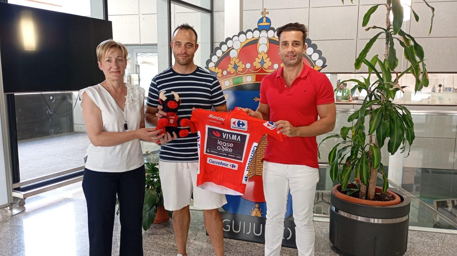 Javier Sánchez recoge el maillot de La Vuelta por Guijuelo
