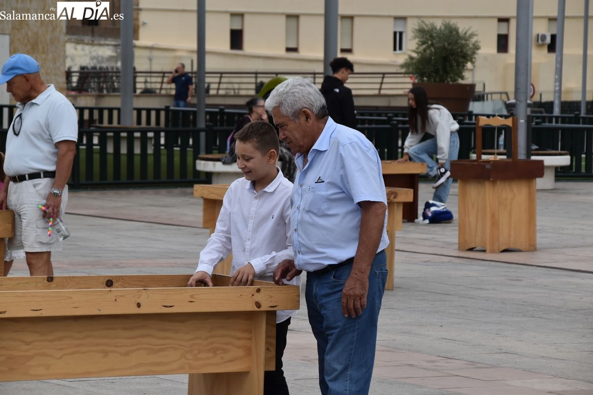 GALERÍA DE FOTOS | Los juegos de madera toman la plaza de la Concordia para inaugurar el Festival de Artes de Calle