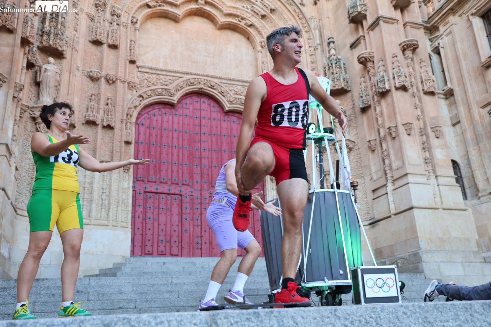 VÍDEO y FOTOS | Una competición olímpica surrealista y disparatada llena de risas el Patio Chico