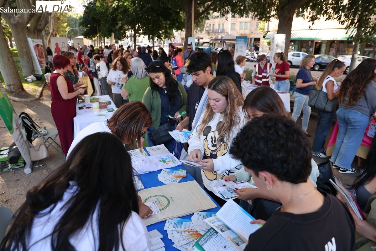 FOTOS | 26 asociaciones de ayuda mutua y salud toman La Alamedilla para mostrar su labor a los salmantinos