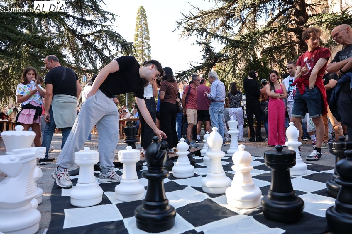 FOTOS | La Feria de Ajedrez llena la Plaza de Anaya de partidas y aficionados